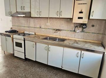 Casa de 5 ambientes, Córdoba · Casa en Alquiler — Dos Dorm.