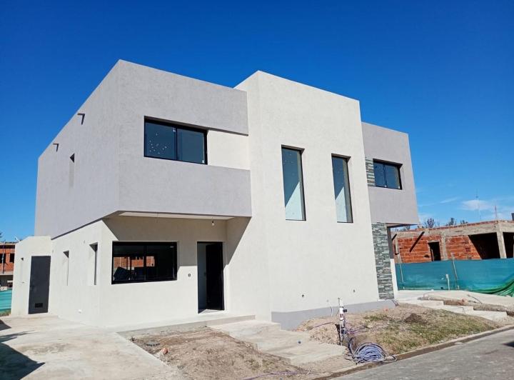 Casa · 121m² · 4 Ambientes · 1 Cochera
