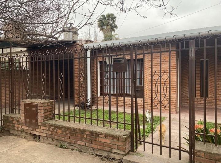 Casa · 200000m² · 4 Ambientes · 1 Cochera