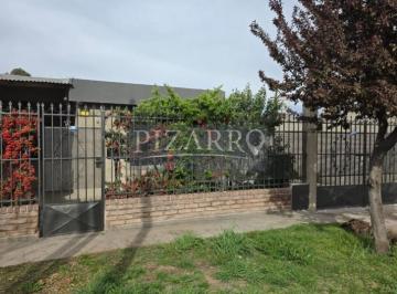 Casa · 70m² · 4 Ambientes · 1 Cochera · Casa Tres Dorm., Barrio Cumelen.