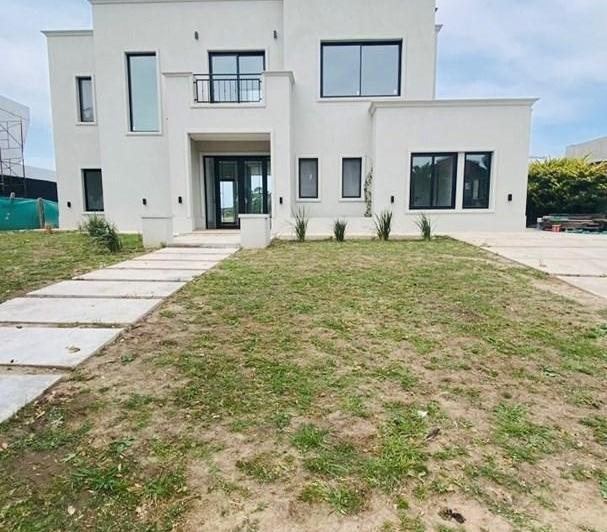 Casa · 200m² · 4 Ambientes · 2 Cocheras