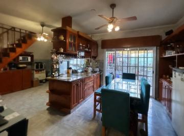 Casa · 220m² · 5 Ambientes · 1 Cochera · Casa en Haedo