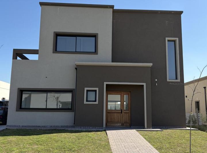 Casa · 221m² · 6 Ambientes · 2 Cocheras
