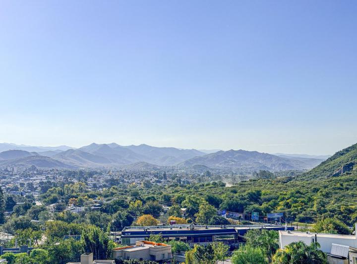Casa · 220m² · 8 Ambientes · 2 Cocheras