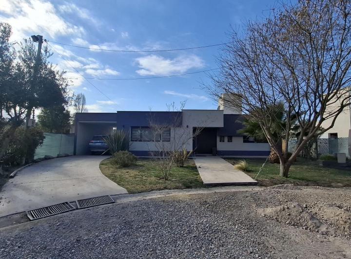 Casa · 250m² · 6 Ambientes · 1 Cochera
