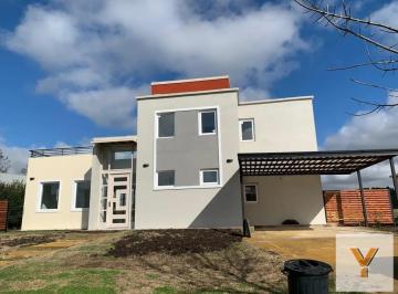 Casa · 233m² · 4 Ambientes · Casa en Venta - 3 Dorm. 4 Baños - Escobar