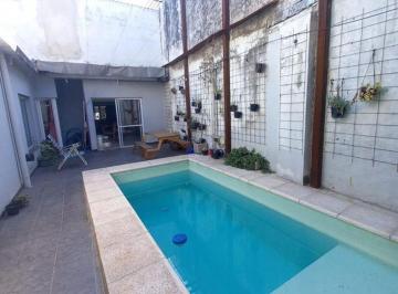 Casa de 5 ambientes, Córdoba · Vendo Apto Credito. Rio Negro Al 700. Casa 3 Dorm. 2 Bñs. Patio C/pileta.