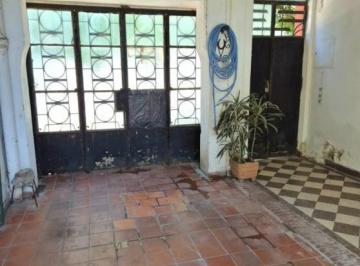 Casa · 181m² · 4 Ambientes · Venta Casa 3 Dorm. Cochera Doble Jardin a Reciclar. Arroyito.
