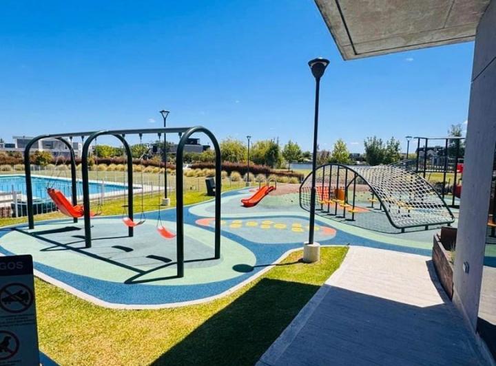 Casa · 420m² · 5 Ambientes · 1 Cochera
