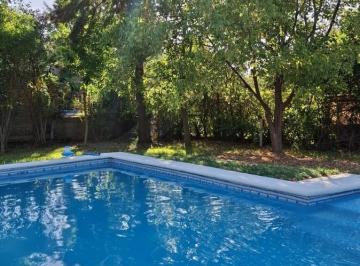 Casa · 120m² · 3 Ambientes · 1 Cochera · Casa 2 Dorm., con Parque y Pileta, Barrio Dardo Rocha Domselaar Alquiler
