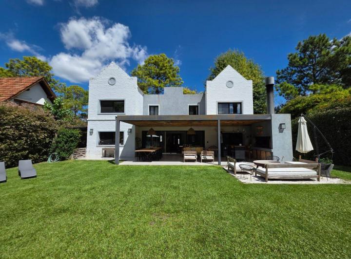 Casa · 227m² · 6 Ambientes · 1 Cochera
