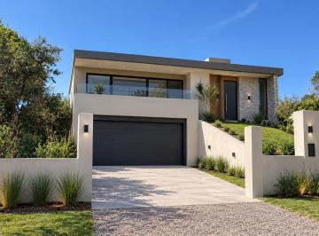 Casa · 250m² · 3 Ambientes · 3 Cocheras · ¡Oportunidad! Casa en Lomas de Mendiolaza - 3 Dorm. - en Etapa de Terminación ¡Con Escritura!