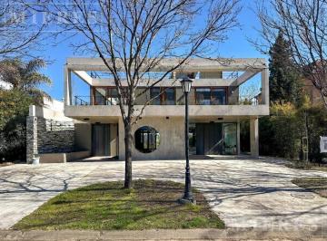 Casa · 370m² · 7 Ambientes · 2 Cocheras · Casa a La Venta en Santa Catalina, Villanueva