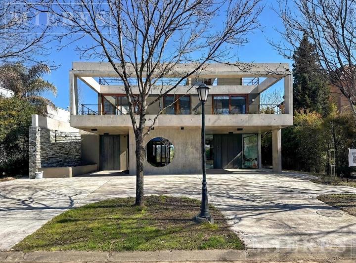 Casa · 370m² · 7 Ambientes · 2 Cocheras