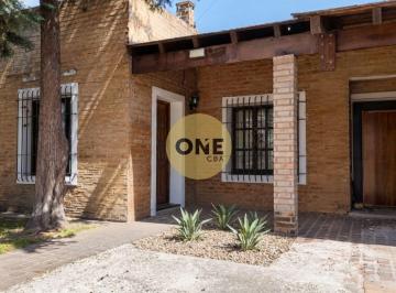 Casa · 180m² · 6 Ambientes · 1 Cochera · Venta - Casa 3 Dorm.| Pileta| Apta Crédito - Villa Cabrera