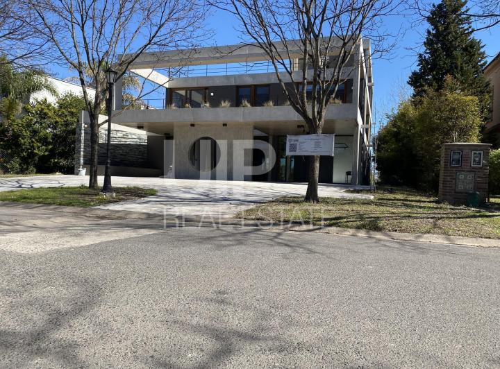 Casa · 370m² · 7 Ambientes · 4 Cocheras