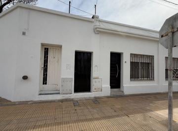 Casa · 106m² · 4 Ambientes · 1 Cochera · Casa 2 Dorm. Esquina Azcuenaga y Rivadavia