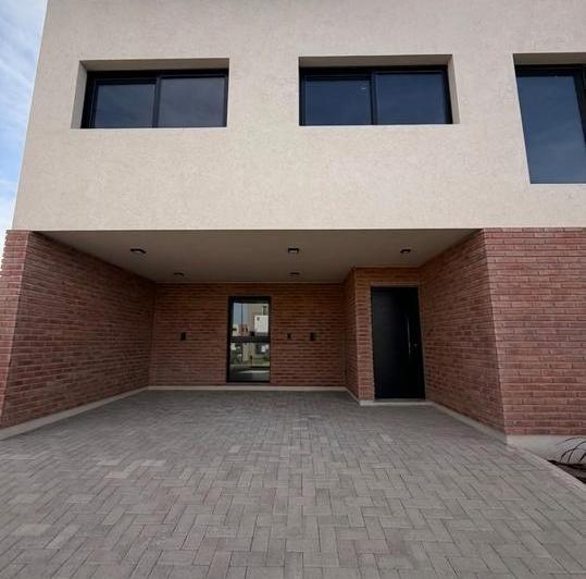 Casa · 125m² · 5 Ambientes · 2 Cocheras