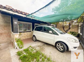 Casa · 120m² · 3 Ambientes · Casa en Venta - 2 Dorm. 1 Baño - 330 m² - Caseros