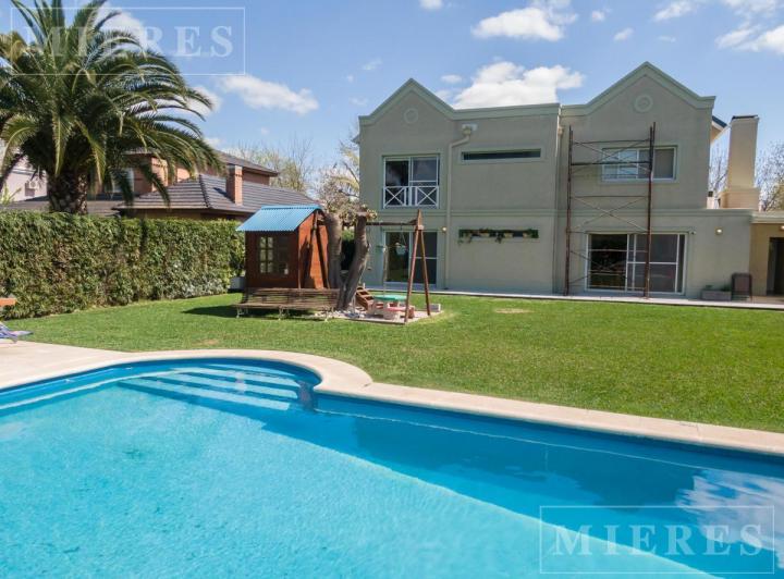 Casa · 271m² · 8 Ambientes · 2 Cocheras