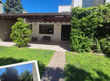 Casa · 230m² · 3 Dormitorios · 1 Cochera · Casa en Alquiler| Pje Timbo 8800 - Aldea Fisherton