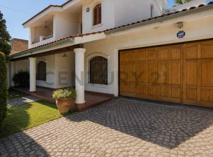 Casa · 350m² · 4 Dormitorios · 2 Cocheras