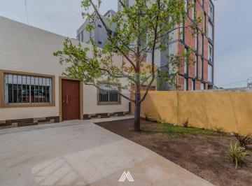 Casa · 33m² · 2 Ambientes · 1 Cochera · Casa de 1 Dormitorio en Alquiler en Colón.