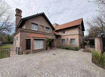 Casa · 450m² · 5 Ambientes · 2 Cocheras · Casa en Alquiler de Verano