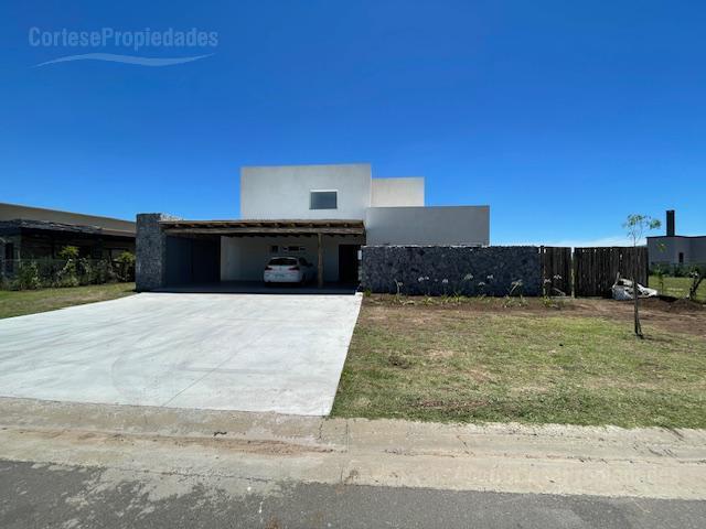 Casa · 222m² · 7 Ambientes · 2 Cocheras