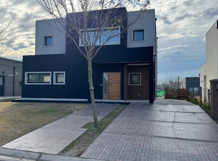 Casa · 154m² · 4 Ambientes · 2 Cocheras