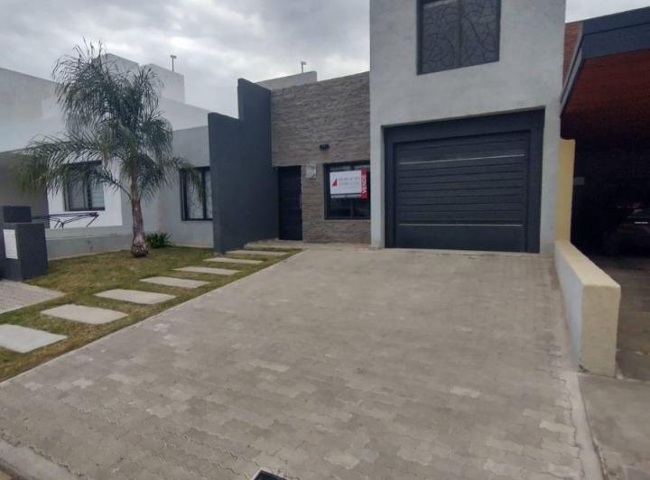 Casa · 160m² · 5 Ambientes · 2 Cocheras