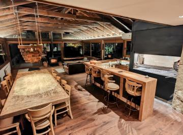 Casa · 421m² · 8 Ambientes · Casa de Lujo, con Diseño Que Combina Calidez y Elegancia