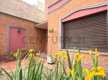 Casa · 176m² · 5 Ambientes · Casa de Dos Plantas en Excelente Ubicación - Venado Tuerto