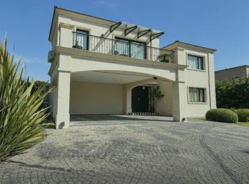 Casa · 300m² · 5 Ambientes · 1 Cochera · Casa en Rumenco