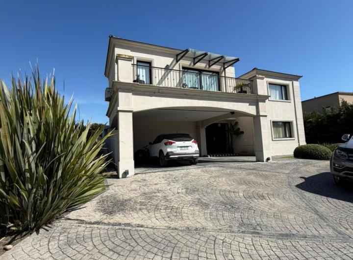 Casa · 300m² · 5 Ambientes · 1 Cochera