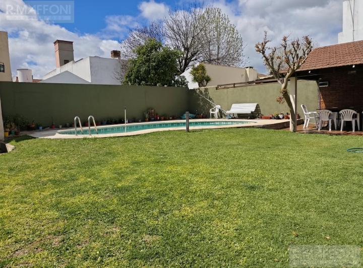 Casa · 241m² · 8 Ambientes · 2 Cocheras