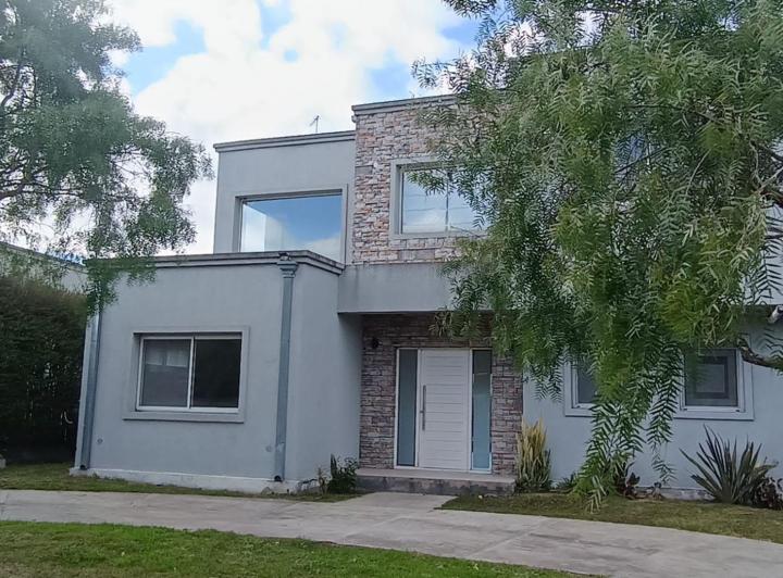 Casa · 189m² · 5 Ambientes · 2 Cocheras