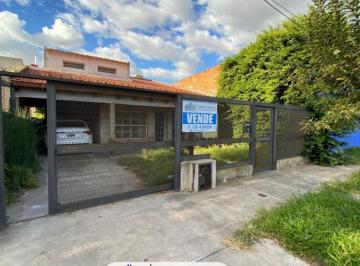 Casa · 180m² · 4 Ambientes · 1 Cochera · Casa de 2 Dorm. en Amplio Lote en B° Tripoli