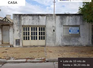 Casa · 155m² · 3 Ambientes · 1 Cochera · Casa a Reciclar en Amplio Lote en Lamadrid 174