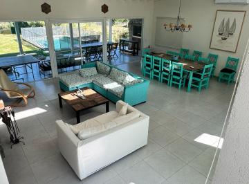 Casa · 220m² · 6 Ambientes · 2 Cocheras · Casa en Barrio Costa Esmeralda de 5 Dormit con Pileta