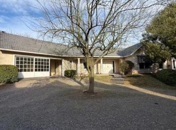 Casa · 238m² · 4 Ambientes · 2 Cocheras · Venta Casa en Barrio Cerrado - Zona Colegio La Salle