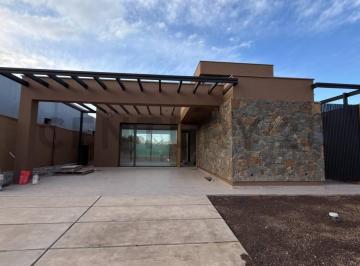 Casa · 156m² · 4 Ambientes · 2 Cocheras · Casa en Venta - Lar de Terrada