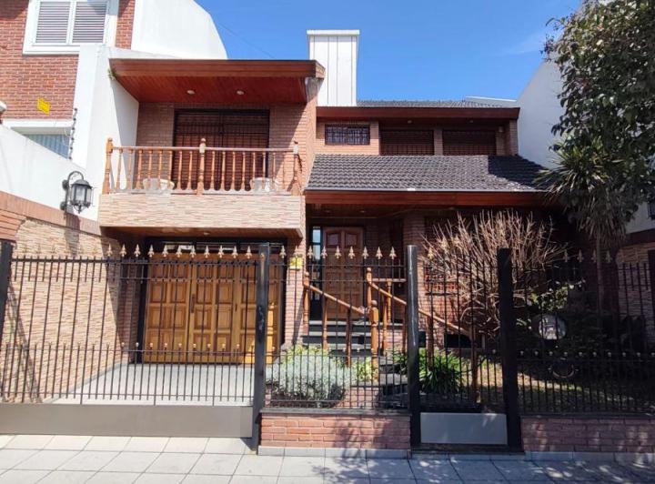 Casa · 276m² · 6 Ambientes · 3 Cocheras