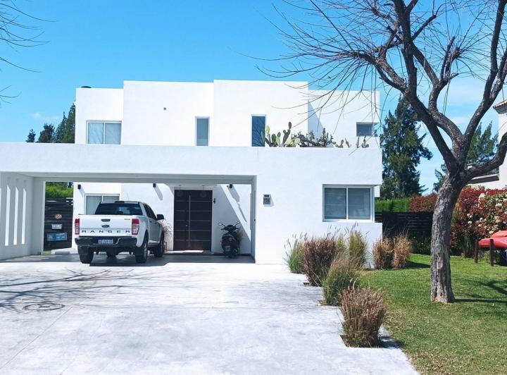Casa · 300m² · 4 Ambientes · 1 Cochera
