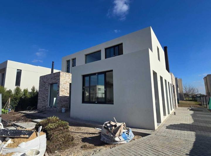 Casa · 215m² · 4 Ambientes · 1 Cochera