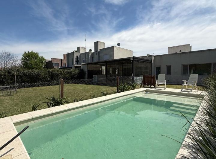 Casa · 188m² · 6 Ambientes · 4 Cocheras