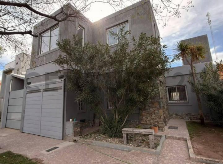 Casa · 188m² · 6 Ambientes · 2 Cocheras