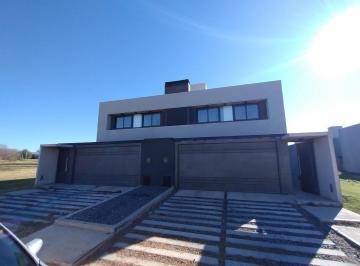 Casa · 150m² · 3 Dormitorios · 2 Cocheras · Venta Espectacular Duplex 3Dorm. Cochera Doble en Acquavista