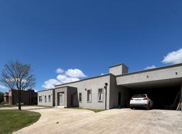 Casa · 296m² · 5 Ambientes · 2 Cocheras · Casa en Comarcas de Luján
