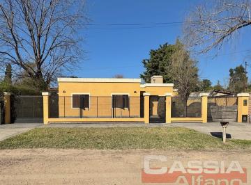 Casa · 270m² · 4 Ambientes · 2 Cocheras · Casa Tres Ambientes Al Frente en Barrio Residencial Lote Propio